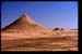23-Weißgetoppter Pyramidenhügel mit Wegzeichen